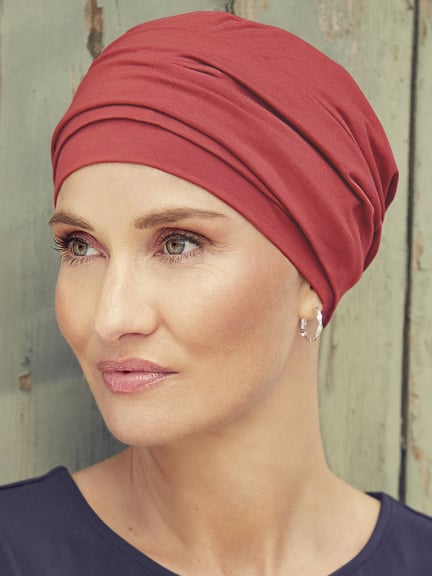 Bonnet turban Nomi Christine Headwear en coton Supima Caretech®, doux et respirant, avec bandeau plissé pour un volume naturel.