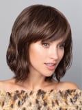 Perruque Naila Gisela Mayer mi-longue lisse avec frange droite et volume naturel, fibre synthétique mémoire de forme