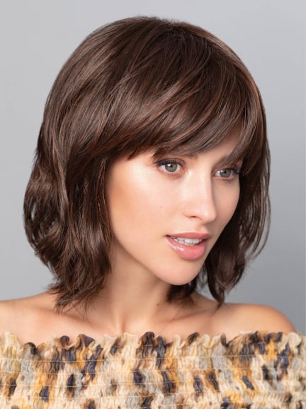 Admirez Naila : perruque mi-longue à frange droite et volume naturel