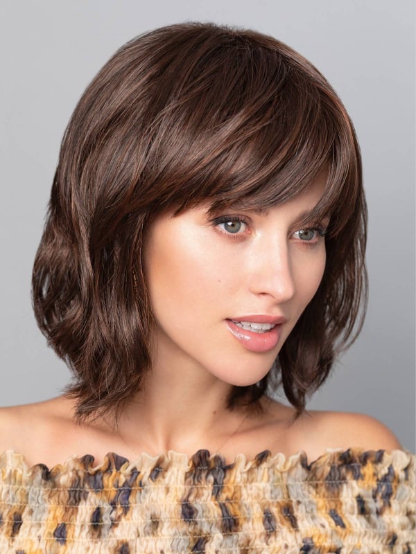 Perruque Naila Gisela Mayer mi-longue lisse avec frange droite et volume naturel, fibre synthétique mémoire de forme