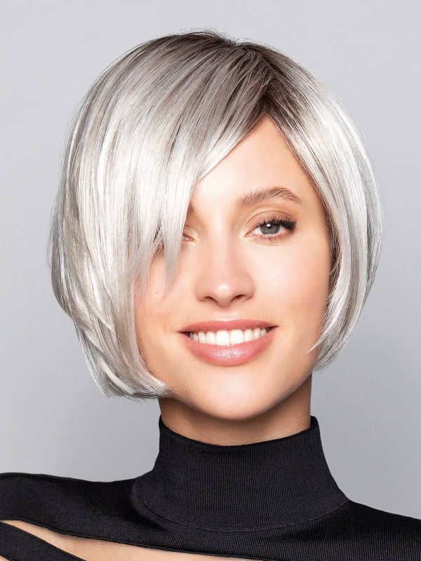 Perruque Kate Lace Gisela Mayer — coupe courte lisse, dégradé délicat, bordure frontale invisible