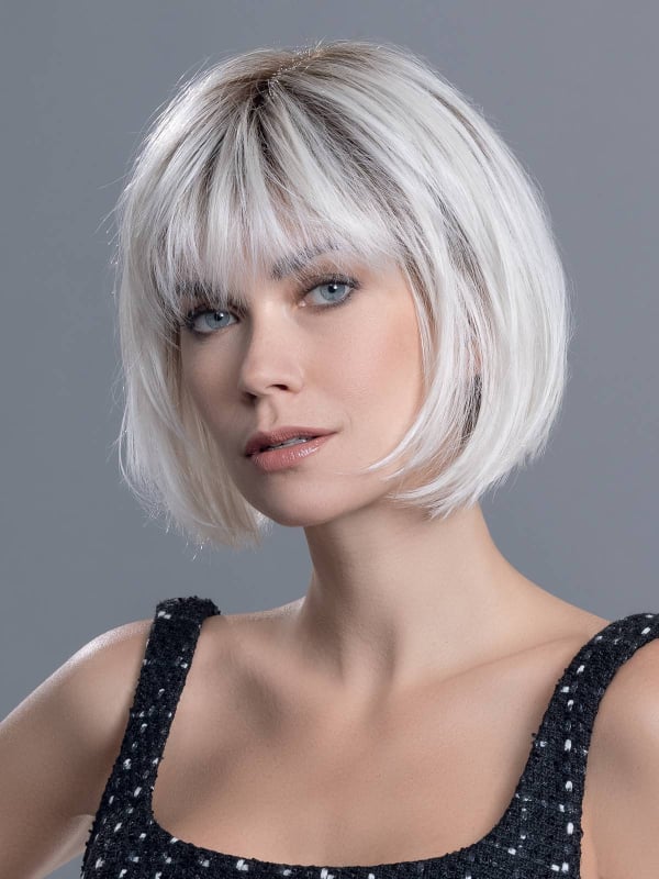 Perruque Sing Mono Part — carré court lisse, frange droite, couleur sandmulti rooted