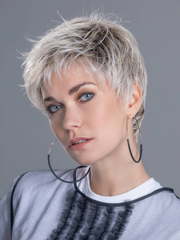 Perruque Bliss Ellen Wille : coupe courte boyish avec frange fine et tulle cinéma, bordure invisible extra longue pour un rendu 