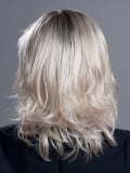 Perruque Ellen Wille Alive Mono Part mi-longue dégradée, effet naturel avec racines foncées (rooted) et balayage (mix).
