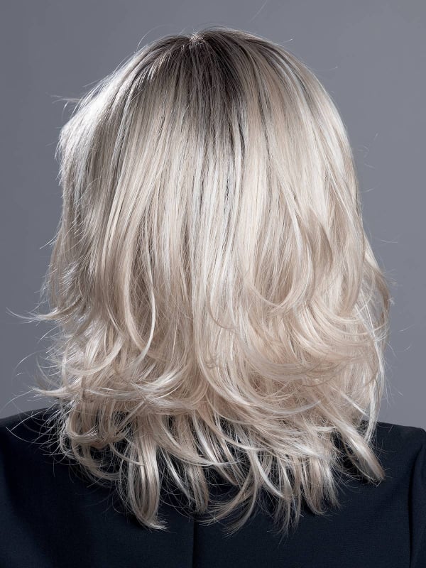 Perruque Ellen Wille Alive Mono Part mi-longue dégradée, effet naturel avec racines foncées (rooted) et balayage (mix).