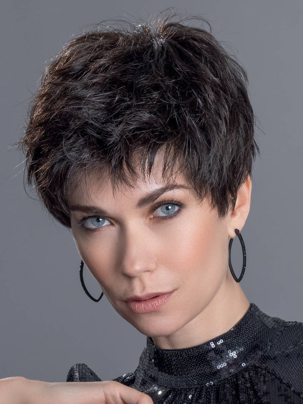Perruque Cool coupe courte femme avec tulle cinéma invisible et bordure SENSITIVE pour un rendu naturel et confortable
