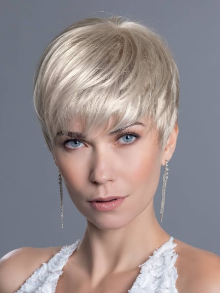 Découvrez la perruque Pixie d'Ellen Wille — coupe courte dégradée, frange soignée et style naturel
