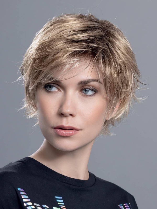 Perruque Raise rooted mix : coupe courte effilée dégradée, volume léger et effet racines foncées pour un rendu naturel.