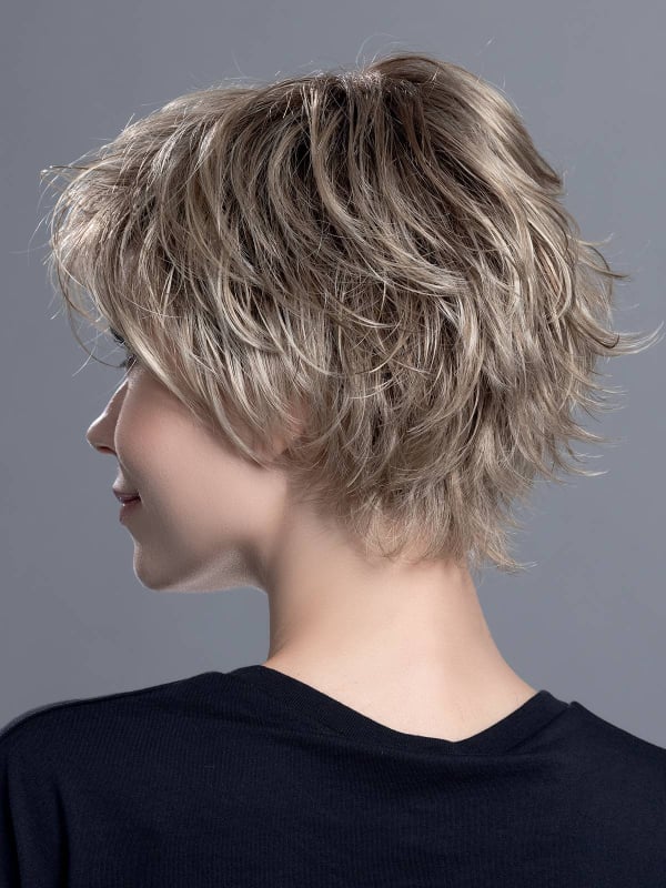 Perruque Raise rooted mix : coupe courte effilée dégradée, volume léger et effet racines foncées pour un rendu naturel.
