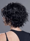 Perruque Turn Mono Part : coupe courte bouclée, volume naturel, effet rooted (racines foncées) ou mix (balayage).