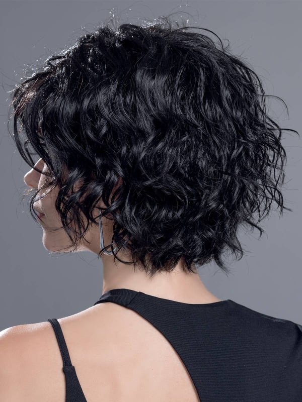 Perruque Turn Mono Part : coupe courte bouclée, volume naturel, effet rooted (racines foncées) ou mix (balayage).