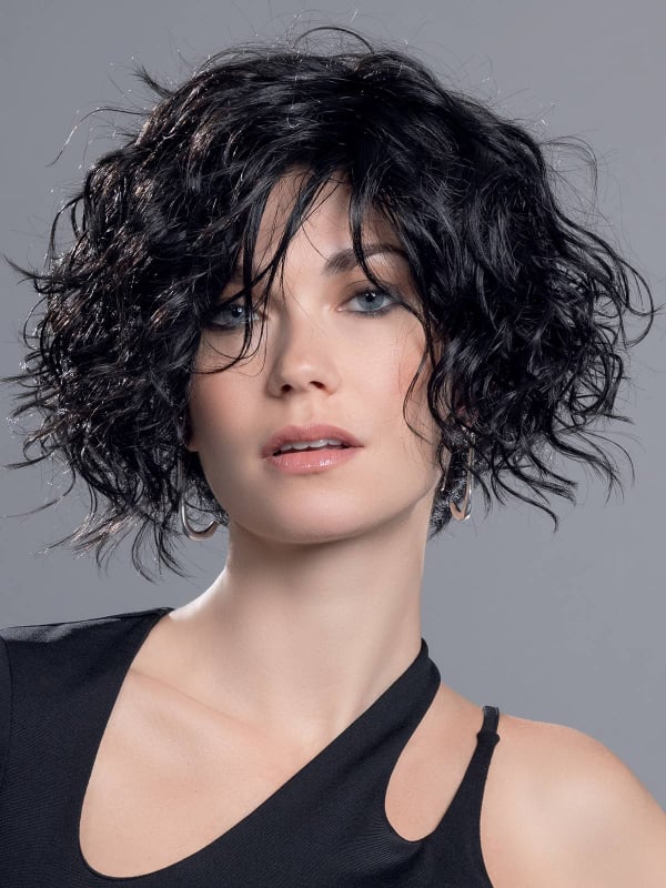 Perruque Turn Mono Part : coupe courte bouclée, volume naturel, effet rooted (racines foncées) ou mix (balayage).
