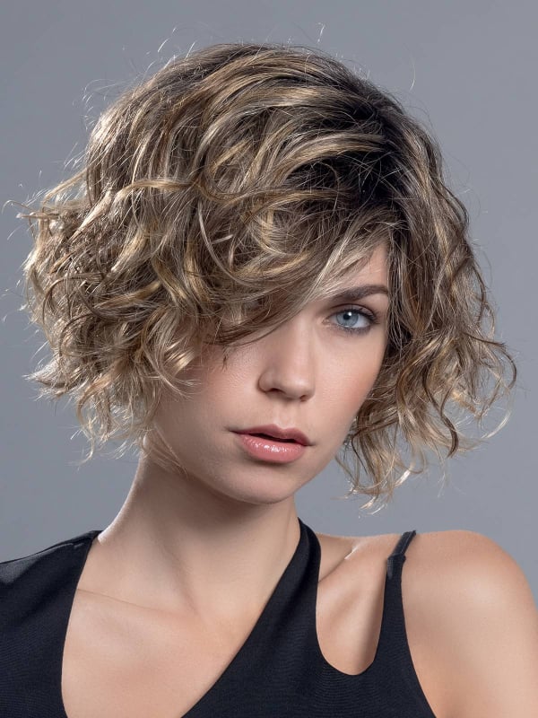 Turn Mono Part — coupe courte bouclée, effet rooted et mix, volume naturel
