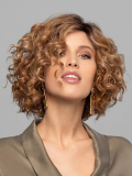 Perruque Duo Jordan Gisela Mayer : boucles serrées, grand volume, mix 30% cheveux naturels Remy & 70% fibre synthétique thermo