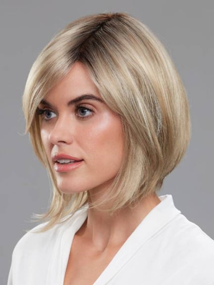 Admirez le carré plongeant naturel de la perruque Brooklyn Jon Renau (Smart Lace)