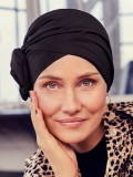 Bonnet turban Zuri Christine Headwear en coton Supima Caretech® avec fleur chignon intégrée, doux pour cuir chevelu sensible.