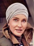 Bonnet turban Nomi Christine Headwear en coton Supima Caretech®, doux et respirant, avec bandeau plissé pour un volume naturel.