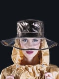 Chapeau de pluie Tiana MM Paris en PVC brillant, 100% imperméable, coloris ultra stylés pour sorties sous la pluie
