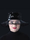 Chapeau de pluie Tiana MM Paris en PVC brillant, 100% imperméable, coloris ultra stylés pour sorties sous la pluie