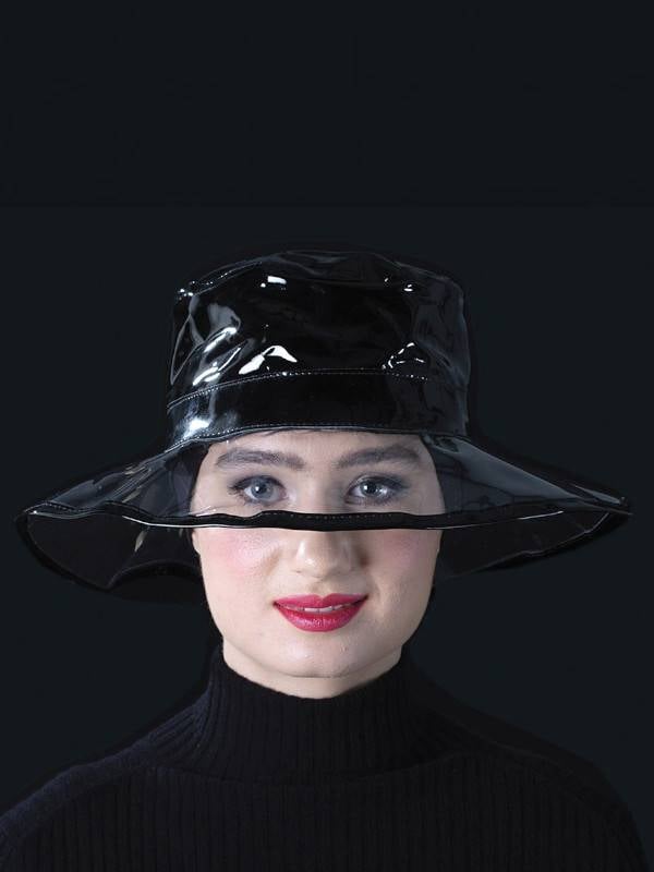 Chapeau de pluie Tiana MM Paris en PVC brillant, 100% imperméable, coloris ultra stylés pour sorties sous la pluie