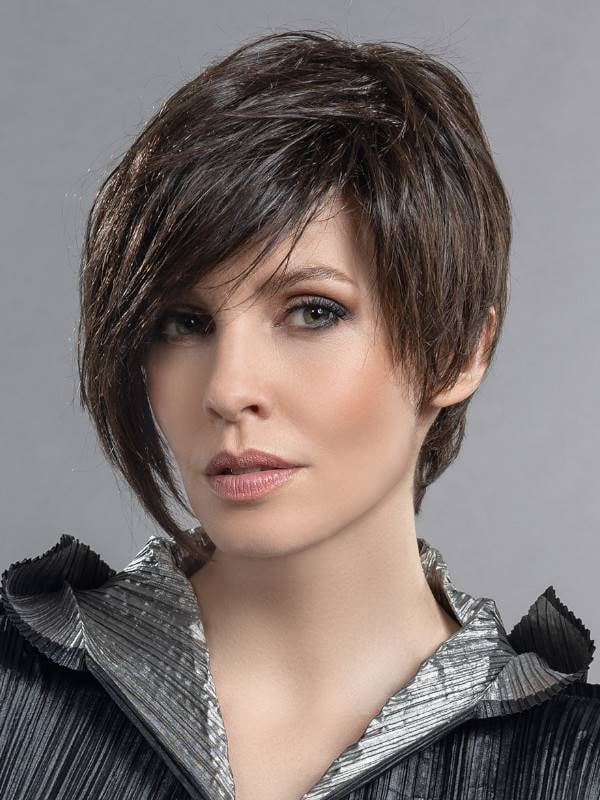 Perruque Amaze Mono Part Ellen Wille : coupe courte asymétrique, frange longue, Prime Hair coiffable 160°C, effet rooted naturel