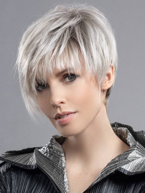 Perruque Amaze Mono Part Ellen Wille : coupe courte asymétrique, frange longue, Prime Hair coiffable 160°C, effet rooted naturel