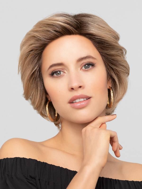 Découvrez Supreme Short : perruque courte dégradée, bonnet confortable et tulle discret