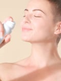 Eau de soin MÊME: brume alcaline 100% naturelle, sans parfum, pour apaiser et protéger les peaux sensibilisées (radiothérapie).