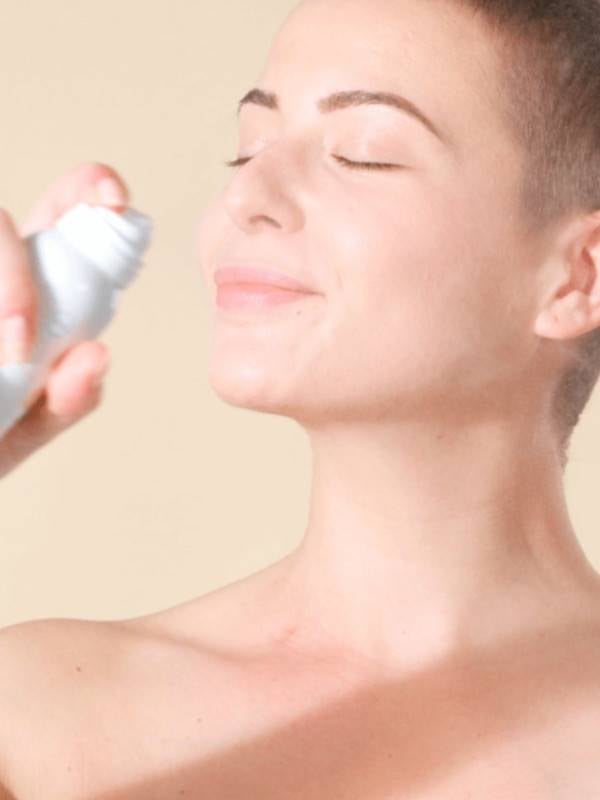 Eau de soin MÊME: brume alcaline 100% naturelle, sans parfum, pour apaiser et protéger les peaux sensibilisées (radiothérapie).