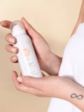 Eau de soin MÊME: brume alcaline 100% naturelle, sans parfum, pour apaiser et protéger les peaux sensibilisées (radiothérapie).