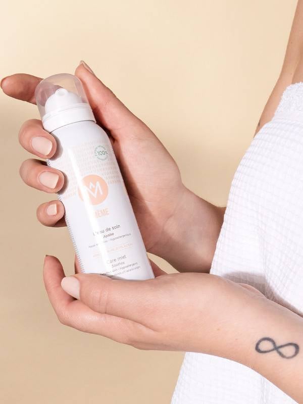 Eau de soin MÊME: brume alcaline 100% naturelle, sans parfum, pour apaiser et protéger les peaux sensibilisées (radiothérapie).