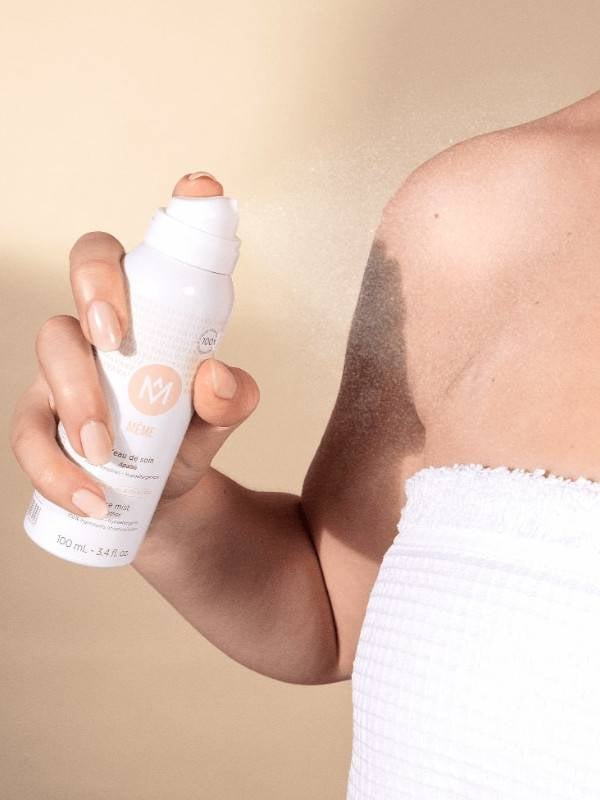 Eau de soin MÊME: brume alcaline 100% naturelle, sans parfum, pour apaiser et protéger les peaux sensibilisées (radiothérapie).