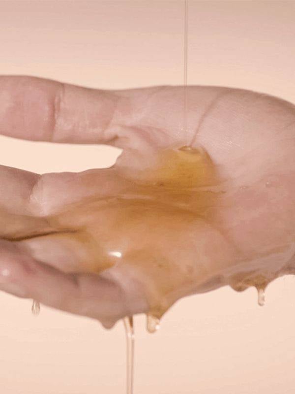 Huile lavante visage et corps MÊME 500ml, sans savon, 97% naturelle, hydrate et apaise les peaux fragilisées sous la douche.