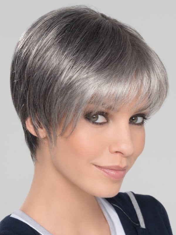 Découvrez Seven Mono Part: coupe courte lisse, effet 'rooted' et 'mix'.