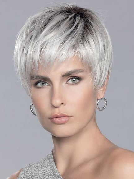 Découvrez Seven Mono Part: coupe courte lisse, effet 'rooted' et 'mix'.