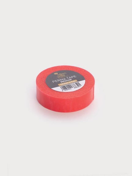 Fixez avec Perma Tape Medium 19mmx5m — adhésif capillaire hypoallergénique, courte durée