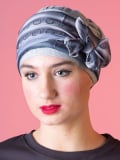 Bandeau Diva MM Paris en polyester, à nouer pour accessoiriser un turban et ajouter un volume chic (porté sur turban Lola).