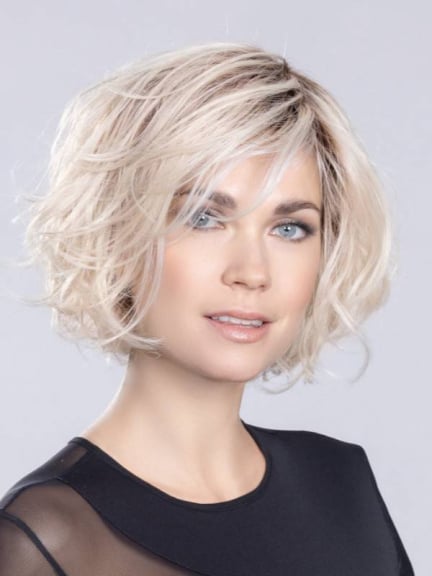 Adoptez Sound Mono Part d'Ellen Wille : perruque mi-longue au rendu naturel