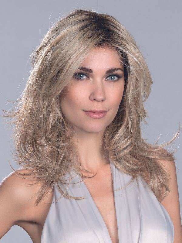 Perruque Voice Mono Ellen Wille : cheveux longs dégradés, raie au milieu, bordure invisible, rendu naturel et féminin.