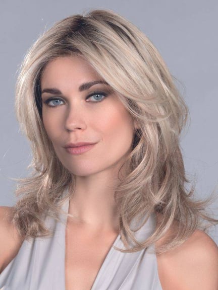 Voice Mono — perruque longue, raie au milieu, rendu naturel et féminin