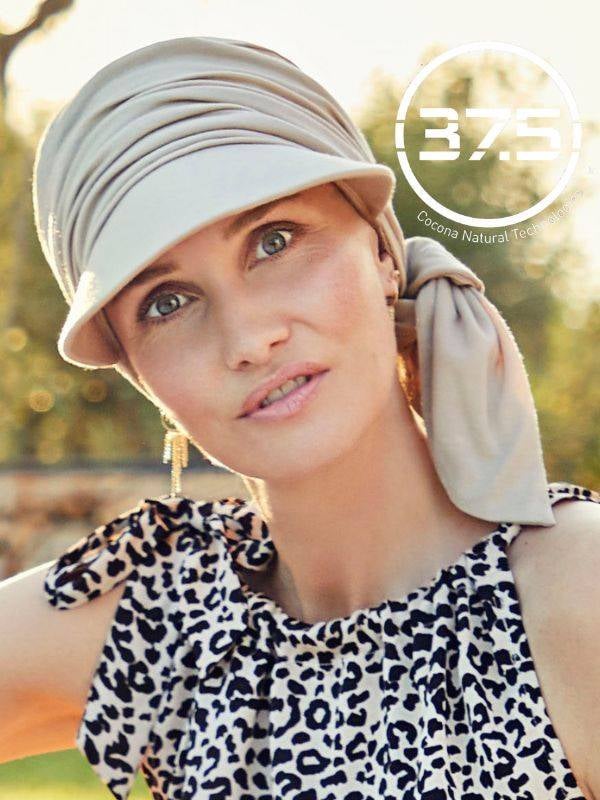 Casquette chimio Briana Cap Christine Headwear : visière large, UPF 50+ et technologie 37.5® pour confort et protection solaire.
