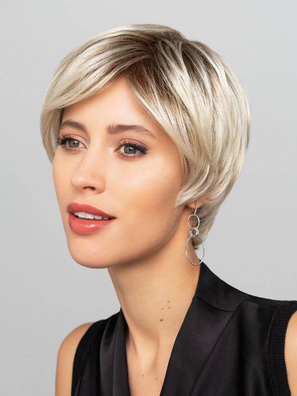Perruque Leilah Mono Small Gisela Mayer : coupe courte effilée, volume naturel, confort léger, tour de tête 52–54 cm.