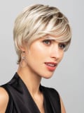 Perruque Leilah Mono Small Gisela Mayer : coupe courte effilée, volume naturel, confort léger, tour de tête 52–54 cm.