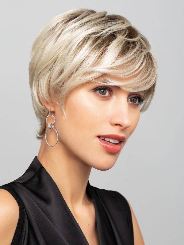 Perruque Leilah Mono Small Gisela Mayer : coupe courte effilée, volume naturel, confort léger, tour de tête 52–54 cm.