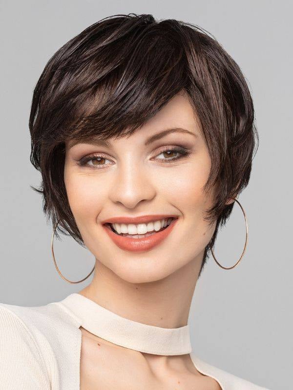 Perruque Heidi Mono Large Gisela Mayer : coupe dégradée, volume naturel, confort grande taille (58–60 cm).