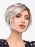 Perruque Kate Lace Small Gisela Mayer : coupe courte lisse asymétrique, lace front invisible, taille small 52–54 cm, fibre synth