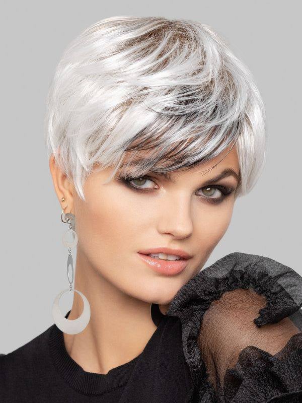 Perruque Super Lizzy Small Gisela Mayer : coupe courte effilée, volume naturel, fibre synthétique mémoire de forme, taille 52-54