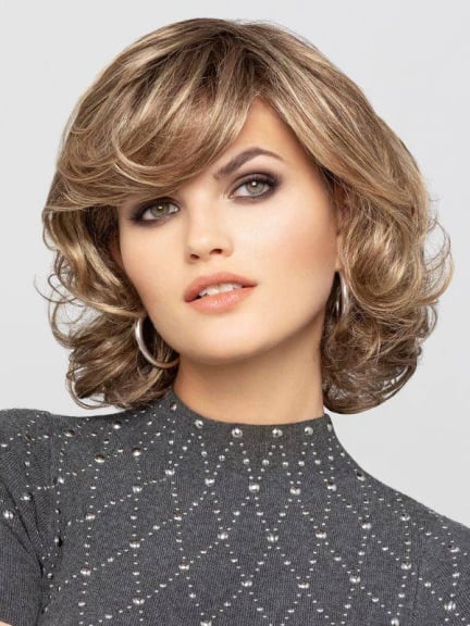 Découvrez High End Sharon Large : perruque mi‑longue bouclée pour tour de tête 57,5–58 cm