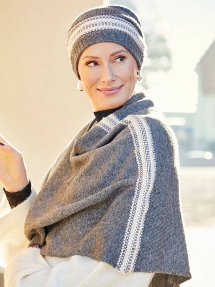 Poncho en laine et cachemire posé à plat - 65 x 54 cm, coloris doux et cocooning