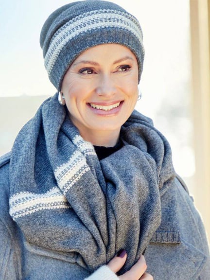 Poncho en laine et cachemire posé à plat - 65 x 54 cm, coloris doux et cocooning